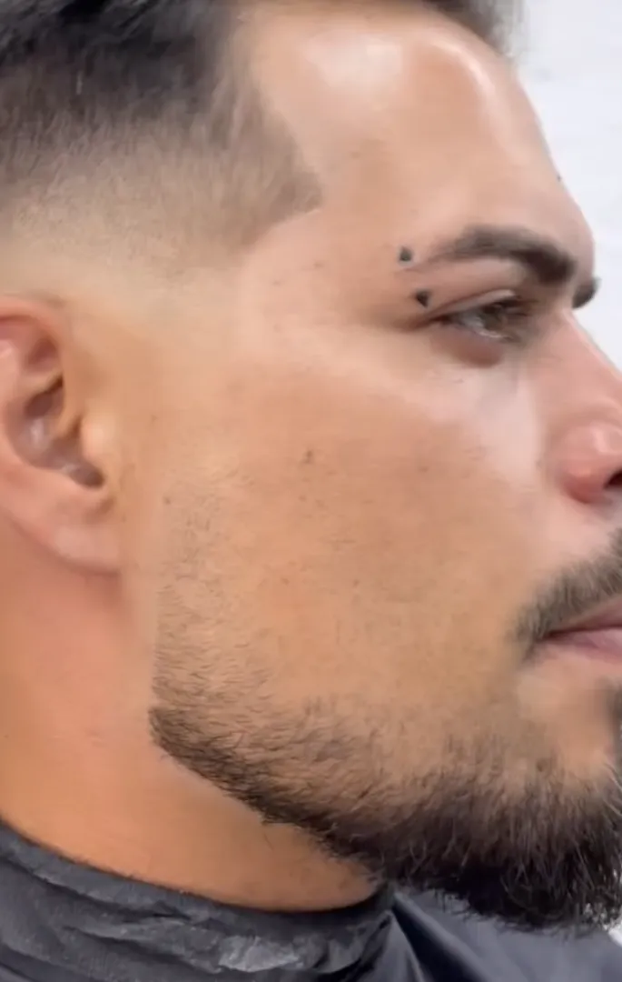 Fade e barba alinhada