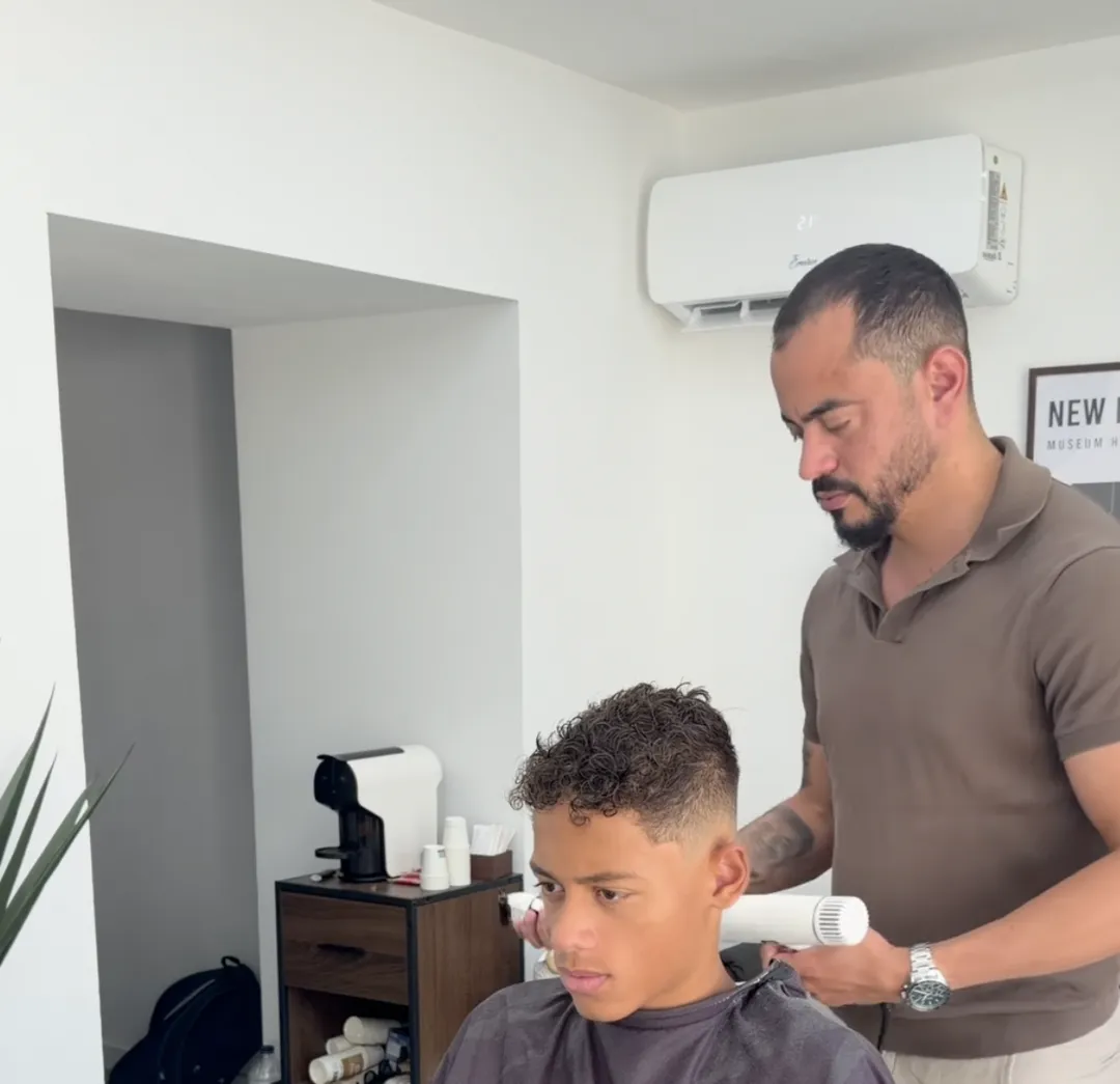 Corte para criança no estúdio