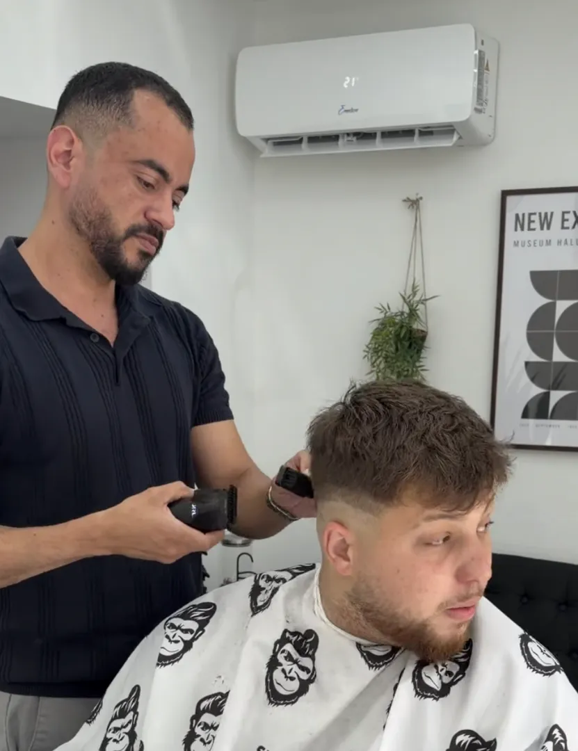 Máquina a definir o contorno do corte
